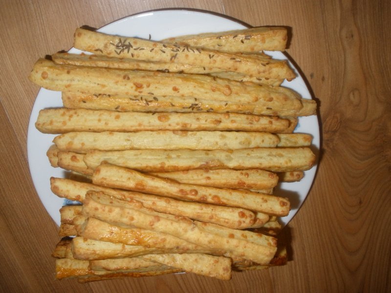 Křehké sýrové tyčinky