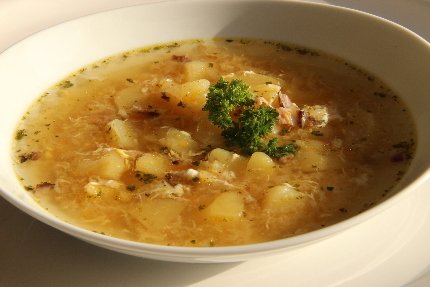 Česnečka s brambory a vejcem