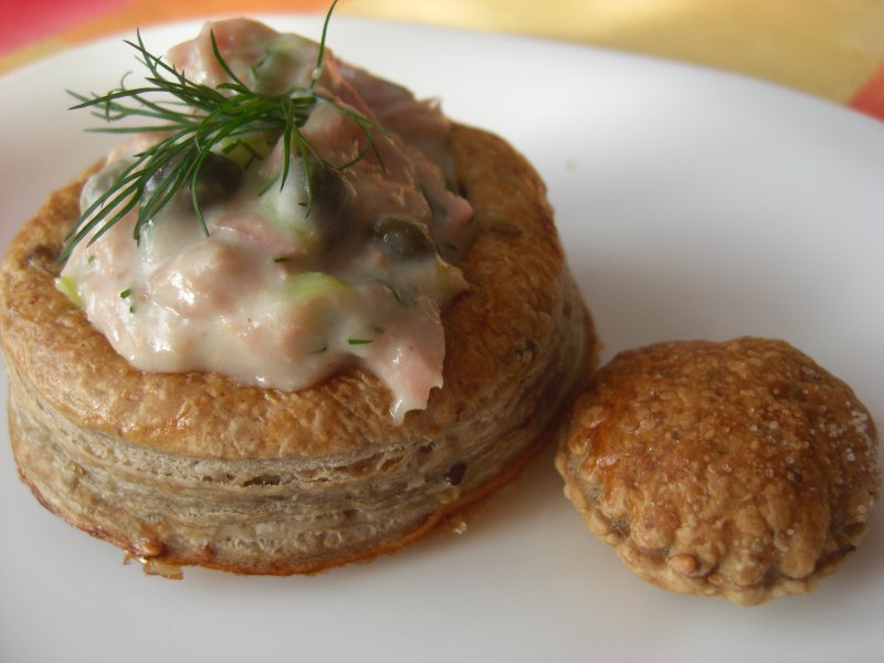 Košíčky z listového těsta s tuňákem a kapary (vol-au-vents)