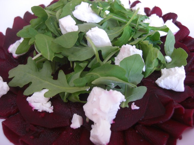 Carpaccio z červené řepy s rukolou a kozím sýrem